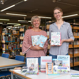 Mobilitätsmanagerin Romy Simke (r.) und Stadtbücherei Leitung Barbara Hoevels (l.)