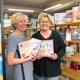 Barbara Hoevels und Sabine Wingen präsentieren neue Medien vom SingLisel-Verlag in der Stadtbücherei Hürth