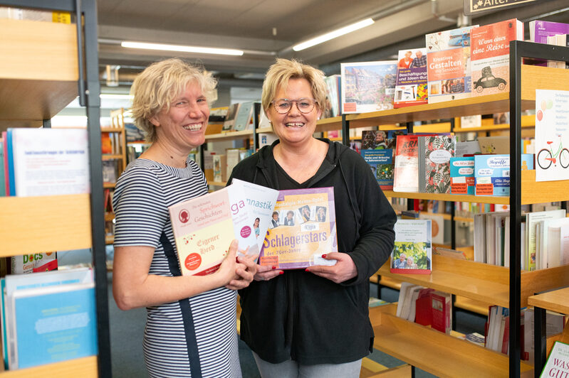 Barbara Hoevels und Sabine Wingen präsentieren neue Medien vom SingLisel-Verlag in der Stadtbücherei Hürth