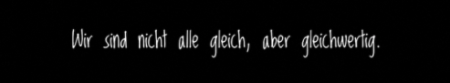 Wir sind nicht alle gleich, aber gleichwertig. Frau vor schwarzem Hintergrund