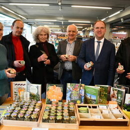 Bürgermeister Dirk Breuer (2.v.r.) und Dr. Rolf Meier (3.v.r.) präsentierten mit Beteiligten der Saatgutbörse unterschiedliche Saatarten in Gläsern.